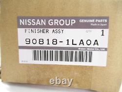 Finition de garniture chromée de moulage de hayon arrière 90818-1LA0A authentique OEM Nissan